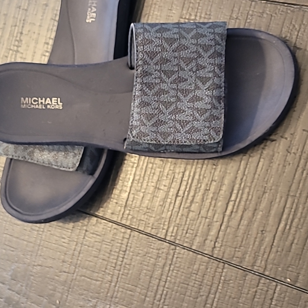 M Kors Signature Slide 8